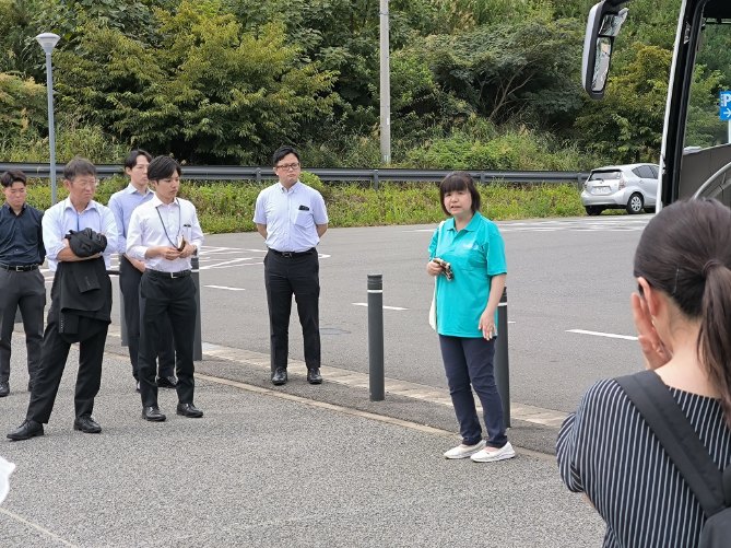 ＪＲ女川駅周辺の復興状況について語り部ガイドさんのお話を伺う
