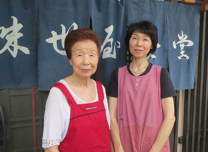 髙橋ミネさん（左）、娘・小泉かほるさん親子　ミネさんの夜は近所の居酒屋でリフレッシュ