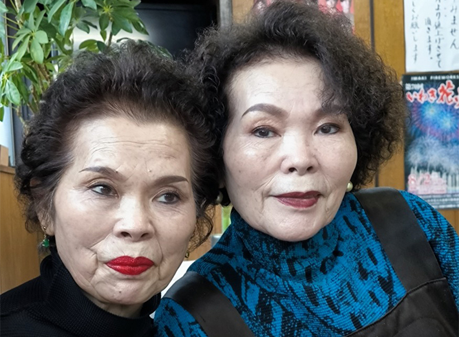 「お客様に楽しませてもらっている」と国井信子さん（右）、片根恵子さんの双子姉妹