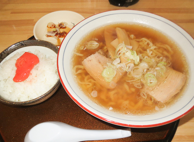 会津ならではの太縮れ麺に豚バラチャーシューが載った水曜日限定のラーメン定食